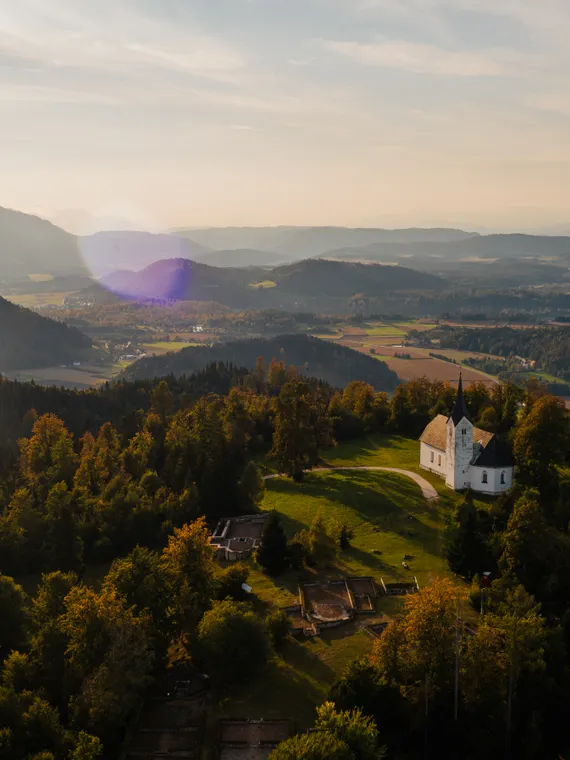Hemmaberg-Luftbild-Tourismusregion-Klopeiner-See-Suedkaernten © MartinHofmann