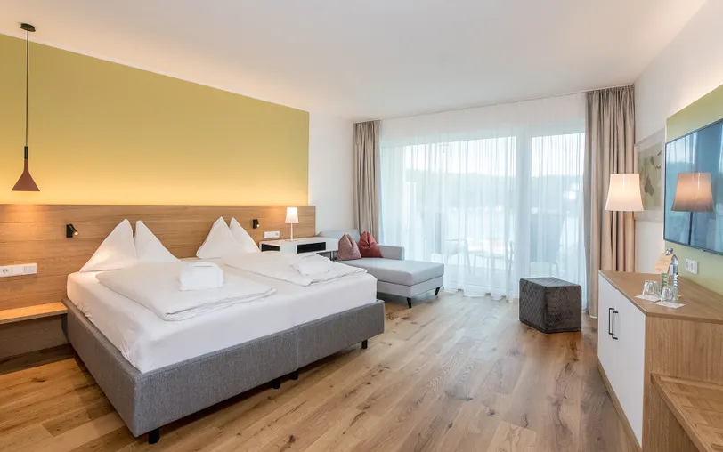 Doppelzimmer Morgentau Sky Doppelbett vor hellgrüner Wand und Holzfußboden