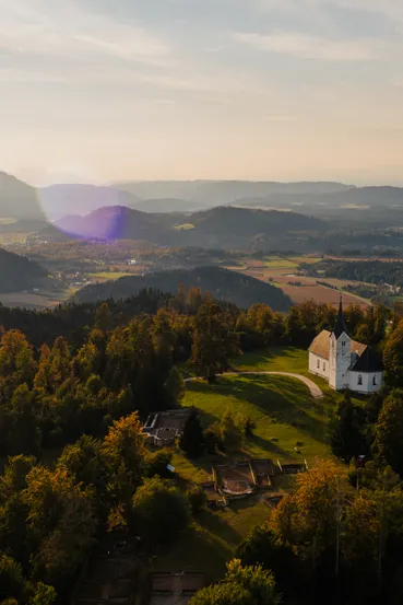 Hemmaberg-Luftbild-Tourismusregion-Klopeiner-See-Suedkaernten © MartinHofmann