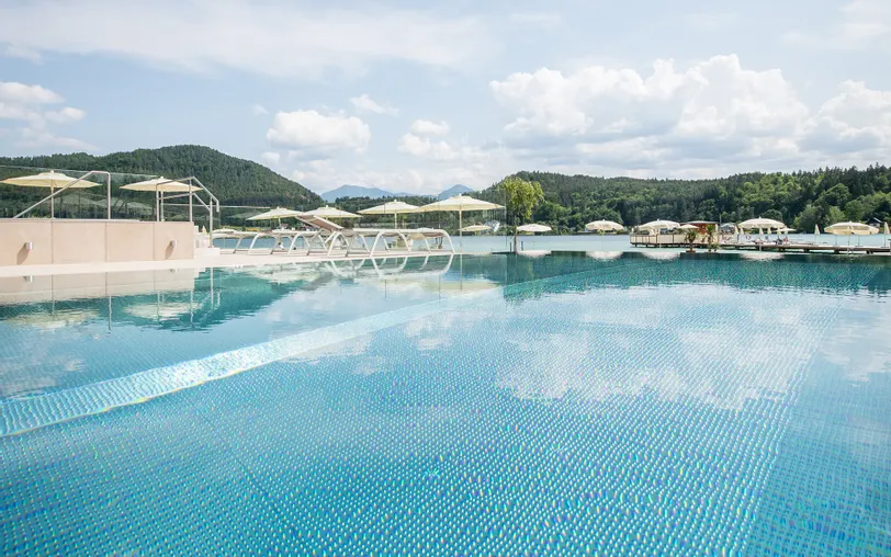 Blick über Pool direkt zum See